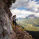 Auf einer Strecke von 73 Kilometern wechseln sich herausfordernd Felskletterpassagen mit schönsten Wanderpfaden ab und bieten herrliche Ausblicke auf die Dolomiten. Innichen (Italien) ist der Startpunkt für den Dolomiten-Höhenweg Nr. 4. Der Weg streift beliebte Dolomitengruppen wie die Sextener Dolomiten mit den drei Zinnen oder die Sorapissgruppe und führt über den Bonacossaweg sowie an dem schönen Lago di Sorapiss vorbei. Er passiert mehrere Berggipfel und ausreichend Berghütten zum Übernachten. Nach vier bis sieben Tagen endet die als anspruchsvoll geltende Tour im italienischen Piere die Cadore. Insgesamt werden stolze 7 302 Höhenmeter erwandert. Klettersteigausrüstung ist erforderlich. 