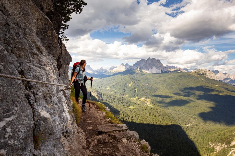 Auf einer Strecke von 73 Kilometern wechseln sich herausfordernd Felskletterpassagen mit schönsten Wanderpfaden ab und bieten herrliche Ausblicke auf die Dolomiten. Innichen (Italien) ist der Startpunkt für den Dolomiten-Höhenweg Nr. 4. Der Weg streift beliebte Dolomitengruppen wie die Sextener Dolomiten mit den drei Zinnen oder die Sorapissgruppe und führt über den Bonacossaweg sowie an dem schönen Lago di Sorapiss vorbei. Er passiert mehrere Berggipfel und ausreichend Berghütten zum Übernachten. Nach vier bis sieben Tagen endet die als anspruchsvoll geltende Tour im italienischen Piere die Cadore. Insgesamt werden stolze 7 302 Höhenmeter erwandert. Klettersteigausrüstung ist erforderlich. 