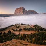 Die Tagestour zum Secedakamm bietet keine Gipfel zum Angeben aber punktet mit weitschweifigen Aussichten auf Alpenwiesen, Felsmonumente und auf die fotogene Geisler-Gruppe. Zwei Routen führen bis zum Kamm. Von St Ulrich in Gröden kann mit der Bergbahn jeweils abgekürzt werden. Für trainierte Wanderer*innen ist die längere und steilere Route über loses Gestein mit 14,6 Kilometer und 1240 Höhenmeter geeignet. Die Mühen werden aber mit einem Blick auf die Felsspalte der Mittagsscharte belohnt. Gemütliche Bergsteiger*innen fahren mit der Bergbahn auf die über 2400 Höhenmeter gelegen Bergstationen Seceda und wandern ostwärts über die Panascharte und anschließend vorbei an der Malerischen Seceda-Alm. Beide Routen enden an der Seceda Bergstation.