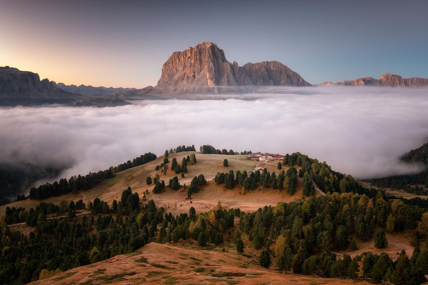 Die Tagestour zum Secedakamm bietet keine Gipfel zum Angeben aber punktet mit weitschweifigen Aussichten auf Alpenwiesen, Felsmonumente und auf die fotogene Geisler-Gruppe. Zwei Routen führen bis zum Kamm. Von St Ulrich in Gröden kann mit der Bergbahn jeweils abgekürzt werden. Für trainierte Wanderer*innen ist die längere und steilere Route über loses Gestein mit 14,6 Kilometer und 1240 Höhenmeter geeignet. Die Mühen werden aber mit einem Blick auf die Felsspalte der Mittagsscharte belohnt. Gemütliche Bergsteiger*innen fahren mit der Bergbahn auf die über 2400 Höhenmeter gelegen Bergstationen Seceda und wandern ostwärts über die Panascharte und anschließend vorbei an der Malerischen Seceda-Alm. Beide Routen enden an der Seceda Bergstation.