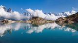 Diese 3-4 tägige Wandertour führt in die Aiguilles Rouge, einer Bergkette im Norden des französischen Chamonixtal. Auf der 55 Kilometer langen Strecke eröffnen sich atemraubende Ausblicke auf den Mont Blanc und die französischen Alpen. Der Weg führt vorbei an den glitzernden Bergseen Lac des Cheserys und den Lac Blanc, auf kurzen Strecken passiert man das karge Hochgebirge. Doch schnell folgen saftige Wiesen und rauschende Wasserfälle im Reserve du Vallone de Berard. Von Juli bis September lassen sich die Aiguilles Rouges schneefrei erwandern. Im September ist die moderate Tour etwas weniger frequentiert.