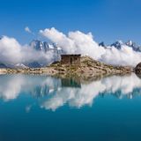 Diese 3-4 tägige Wandertour führt in die Aiguilles Rouge, einer Bergkette im Norden des französischen Chamonixtal. Auf der 55 Kilometer langen Strecke eröffnen sich atemraubende Ausblicke auf den Mont Blanc und die französischen Alpen. Der Weg führt vorbei an den glitzernden Bergseen Lac des Cheserys und den Lac Blanc, auf kurzen Strecken passiert man das karge Hochgebirge. Doch schnell folgen saftige Wiesen und rauschende Wasserfälle im Reserve du Vallone de Berard. Von Juli bis September lassen sich die Aiguilles Rouges schneefrei erwandern. Im September ist die moderate Tour etwas weniger frequentiert.