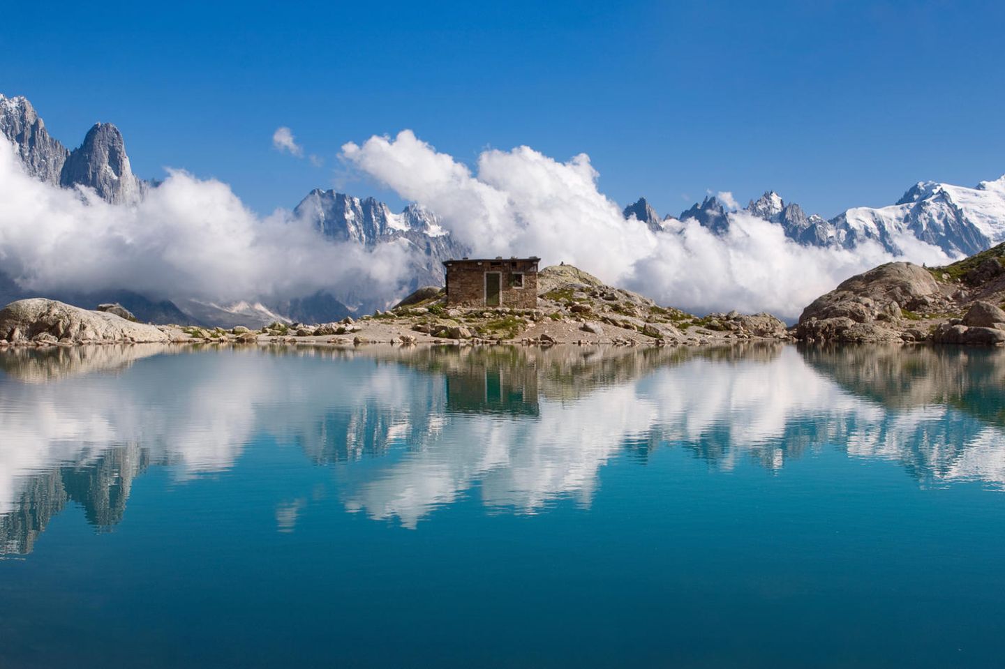 Diese 3-4 tägige Wandertour führt in die Aiguilles Rouge, einer Bergkette im Norden des französischen Chamonixtal. Auf der 55 Kilometer langen Strecke eröffnen sich atemraubende Ausblicke auf den Mont Blanc und die französischen Alpen. Der Weg führt vorbei an den glitzernden Bergseen Lac des Cheserys und den Lac Blanc, auf kurzen Strecken passiert man das karge Hochgebirge. Doch schnell folgen saftige Wiesen und rauschende Wasserfälle im Reserve du Vallone de Berard. Von Juli bis September lassen sich die Aiguilles Rouges schneefrei erwandern. Im September ist die moderate Tour etwas weniger frequentiert.