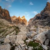 Auf der moderaten Tagestour zur Schutzhütte Rifugio Tosa e „T. Pedrotti“ passiert der Wandernde die schönsten Abschnitte der östlichen Brentagruppe. Schon der Startpunkt vom Pradel-Plateau bietet malerische Ausblicke auf den italienischen Lago di Molveno. Herrliche Alpenwiesen werden abgewechselt von einer schroffen Felslandschaft, die durch Leitern und in Stein geschlagene Wege erklimmbar ist. Abenteuerlich wirkt das von einer Klippenwand überragte Felsband am Croz dell’Altissimo, ein Stahlseil gibt den Wandernden halt. Inmitten einer wilden Berglandschaft steht das Ziel der Tour, die Schutzhütte Rifugio Tosa e „T. Pedrotti. Der Abstieg folgt ab der Rifugio Selvata einer neuen Route, die dem Rio Massodi bis nach Molveno folgt, dem Endpunkt der Wanderung, die circa 17 Kilometer lang ist. Die Monate Juni bis September eignen sich am besten für die Tour durch die beliebte Dolomiten-Gruppe.