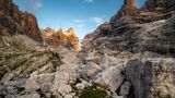 Auf der moderaten Tagestour zur Schutzhütte Rifugio Tosa e „T. Pedrotti“ passiert der Wandernde die schönsten Abschnitte der östlichen Brentagruppe. Schon der Startpunkt vom Pradel-Plateau bietet malerische Ausblicke auf den italienischen Lago di Molveno. Herrliche Alpenwiesen werden abgewechselt von einer schroffen Felslandschaft, die durch Leitern und in Stein geschlagene Wege erklimmbar ist. Abenteuerlich wirkt das von einer Klippenwand überragte Felsband am Croz dell’Altissimo, ein Stahlseil gibt den Wandernden halt. Inmitten einer wilden Berglandschaft steht das Ziel der Tour, die Schutzhütte Rifugio Tosa e „T. Pedrotti. Der Abstieg folgt ab der Rifugio Selvata einer neuen Route, die dem Rio Massodi bis nach Molveno folgt, dem Endpunkt der Wanderung, die circa 17 Kilometer lang ist. Die Monate Juni bis September eignen sich am besten für die Tour durch die beliebte Dolomiten-Gruppe.