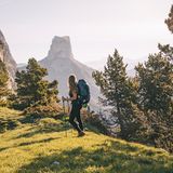Die Hochgebirgstour „Grande Traversée du Vercors“ überrascht mit entspannten Abschnitten über die Westflanken des Gebirgsstocks  Vercors.  Startpunkt der 82 Kilometer langen Wanderung durch die französischen Voralpen ist das kleine Dorf Saint-Nizier-du-Moucherotte. Sie verbindet hauptsächlich weite Hochplateaus und bietet tolle Ausblicke auf die Felstürme des Massivs, auch „Kalksteinzitadelle“ genannt. Malerisch schmiegen sich sanfte Hügel an schroffe Felsen, immer wieder schiebt sich die turmartige Form des Mont Aiguille ins Blickfeld.  Spektakulär verabschiedet sich die letzten Etappe mit Aussicht auf die vertikalen weißen Klippen und Schluchten des Cirque D’Archiane. Nach 3-5 Tagen endet die moderate Strecke im Süden der Vercors, in Chatillon-en-Diois. Die Monate Juni bis Oktober eignen sich für die Wanderung „Grande Traversée du Vercors“. 