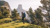 Die Hochgebirgstour „Grande Traversée du Vercors“ überrascht mit entspannten Abschnitten über die Westflanken des Gebirgsstocks  Vercors.  Startpunkt der 82 Kilometer langen Wanderung durch die französischen Voralpen ist das kleine Dorf Saint-Nizier-du-Moucherotte. Sie verbindet hauptsächlich weite Hochplateaus und bietet tolle Ausblicke auf die Felstürme des Massivs, auch „Kalksteinzitadelle“ genannt. Malerisch schmiegen sich sanfte Hügel an schroffe Felsen, immer wieder schiebt sich die turmartige Form des Mont Aiguille ins Blickfeld.  Spektakulär verabschiedet sich die letzten Etappe mit Aussicht auf die vertikalen weißen Klippen und Schluchten des Cirque D’Archiane. Nach 3-5 Tagen endet die moderate Strecke im Süden der Vercors, in Chatillon-en-Diois. Die Monate Juni bis Oktober eignen sich für die Wanderung „Grande Traversée du Vercors“. 