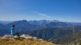 Wem die beliebten Wanderregionen der Alpen zu überfüllt sind, kann auf dem Koroška-Wanderweg in Slowenien stille Wanderpfade durch tiefe Wälder und über ruhige Berge erleben. Die 226 Kilometer lange Tour  startet und endet in Ravne na Koroškem, durchstreift die drei Hauptflusstäler der Region (Drau, Mislinja und Mieß), zahlreiche Gebirgsstöcke und Berge, wie die Karawanken. Über herrliche Bergkämme führt der Weg auch in tiefer gelegene Landschaften. Dörfer, Städtchen und Berghütten säumen den Weg und bieten Möglichkeiten der Versorgung und Unterkunft. Im 12 Tagen läßt sich die moderate Rundwanderung erlaufen und genießen. Sanfte Hügel, einsame Täler und eine ungewöhnliche Abgeschiedenheit sorgen für ein erholsames Wandererlebnis