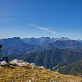 Wem die beliebten Wanderregionen der Alpen zu überfüllt sind, kann auf dem Koroška-Wanderweg in Slowenien stille Wanderpfade durch tiefe Wälder und über ruhige Berge erleben. Die 226 Kilometer lange Tour  startet und endet in Ravne na Koroškem, durchstreift die drei Hauptflusstäler der Region (Drau, Mislinja und Mieß), zahlreiche Gebirgsstöcke und Berge, wie die Karawanken. Über herrliche Bergkämme führt der Weg auch in tiefer gelegene Landschaften. Dörfer, Städtchen und Berghütten säumen den Weg und bieten Möglichkeiten der Versorgung und Unterkunft. Im 12 Tagen läßt sich die moderate Rundwanderung erlaufen und genießen. Sanfte Hügel, einsame Täler und eine ungewöhnliche Abgeschiedenheit sorgen für ein erholsames Wandererlebnis