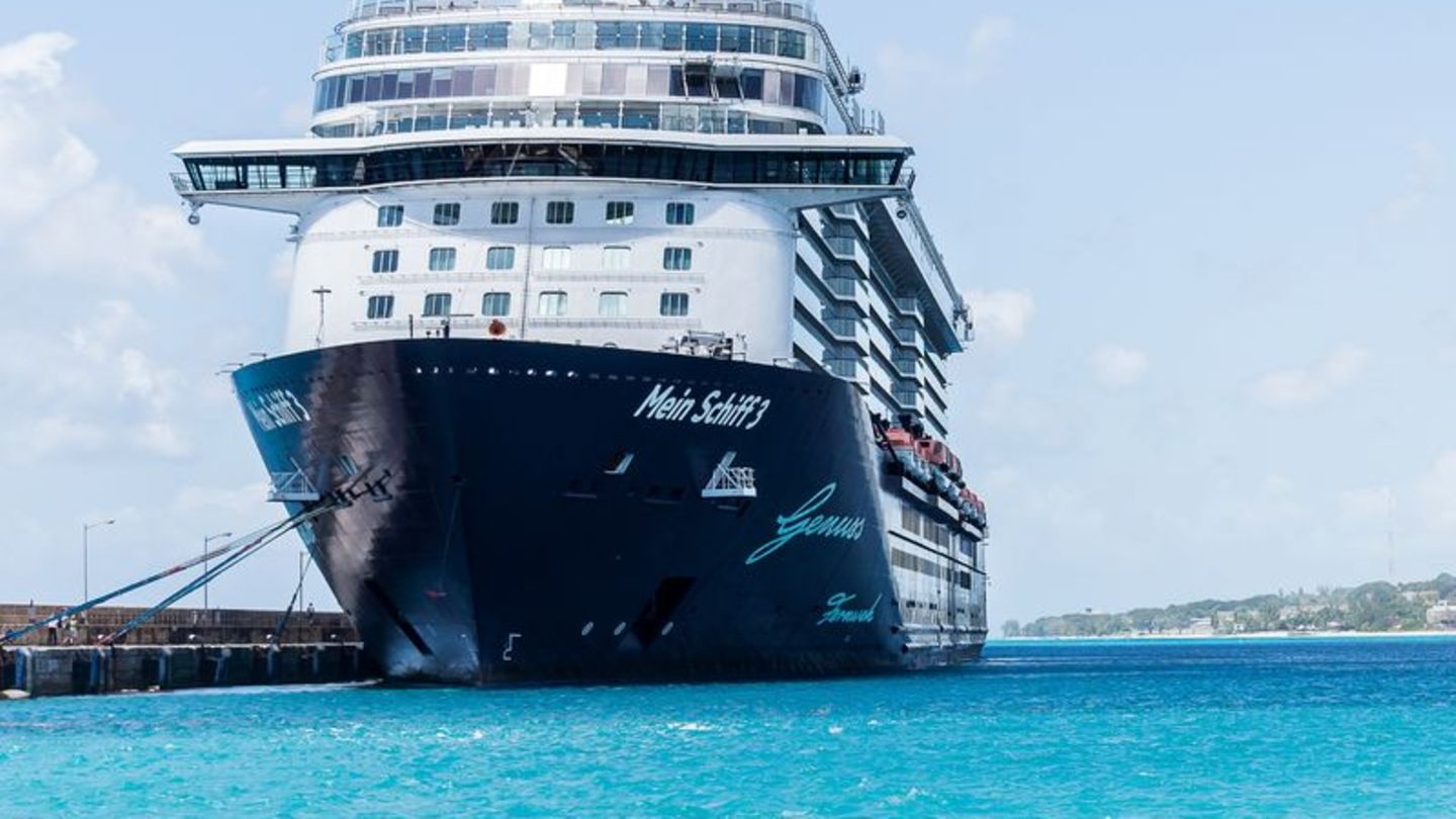 Die "Mein Schiff 3" liegt vor Barbados: 2030 sollen erste Schiffe von Tui Cruises klimaneutral unterwegs sein