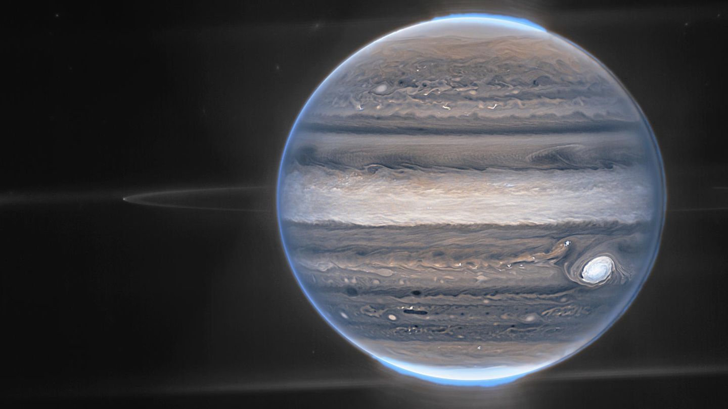 Dieses von der NASA zur Verfügung gestellte Bild zeigt ein Falschfarbenkompositbild des Jupiter, das vom James Webb Space Telescope aufgenommen wurde. Die Ringe des Planeten und einige seiner kleinen Satelliten sind zusammen mit Galaxien im Hintergrund zu sehen