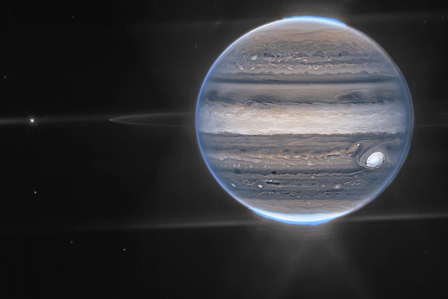Dieses von der NASA zur Verfügung gestellte Bild zeigt ein Falschfarbenkompositbild des Jupiter, das vom James Webb Space Telescope aufgenommen wurde. Die Ringe des Planeten und einige seiner kleinen Satelliten sind zusammen mit Galaxien im Hintergrund zu sehen