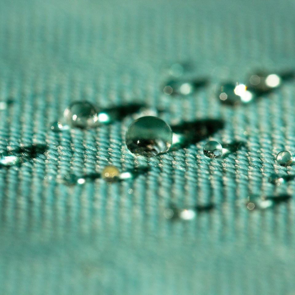 Ihre wasserabweisende Eigenschaft verdankt Outdoor-Kleidung oft den so genannten PFAS