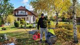 Gärtner zerkleinert Äste in einem Häcksler