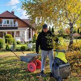 Gärtner zerkleinert Äste in einem Häcksler