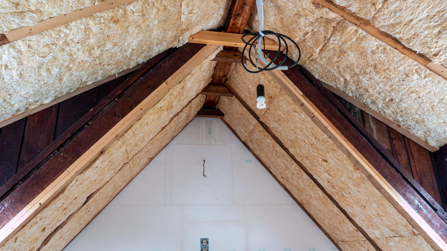 Ausbau eines Dachstuhls mit Dämmmaterial im Haus