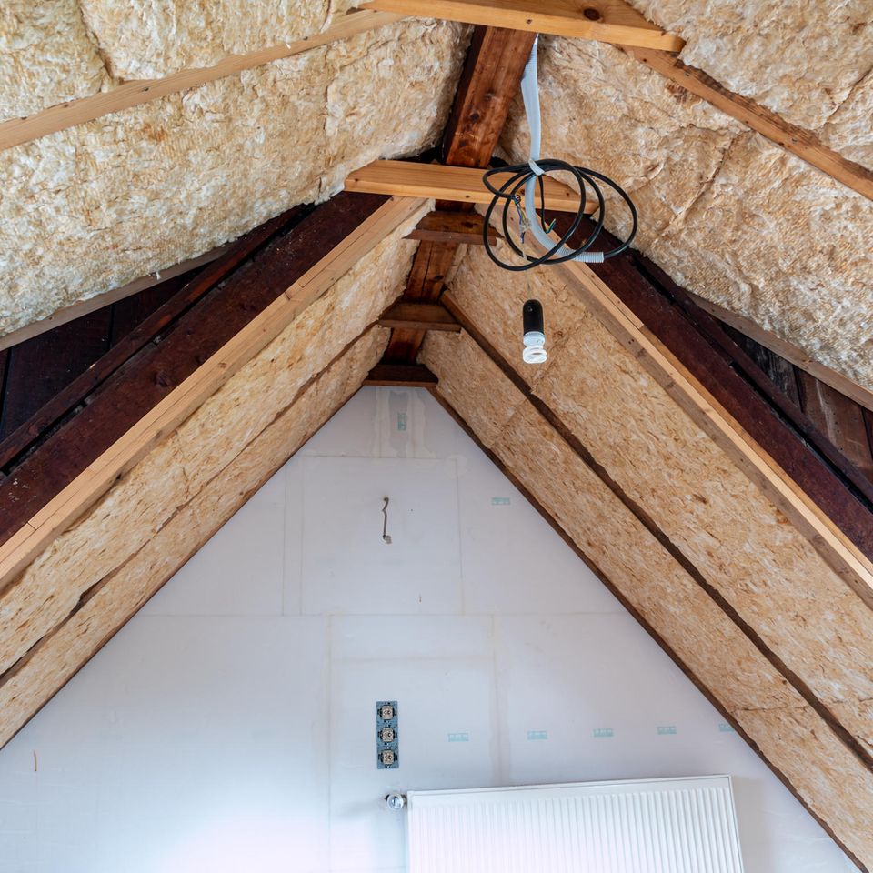 Ausbau eines Dachstuhls mit Dämmmaterial im Haus