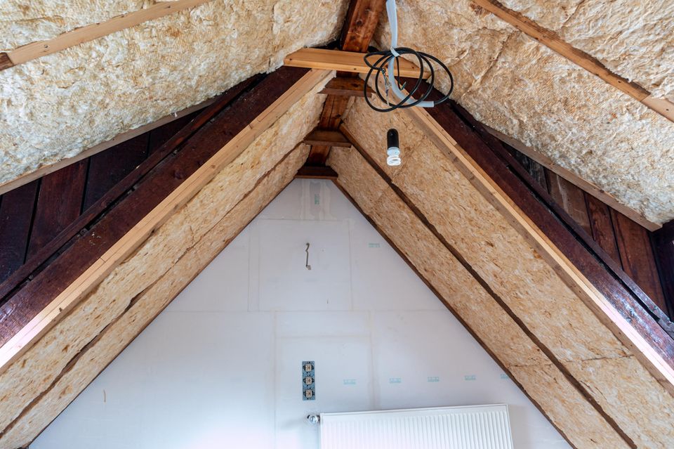 Ausbau eines Dachstuhls mit Dämmmaterial im Haus