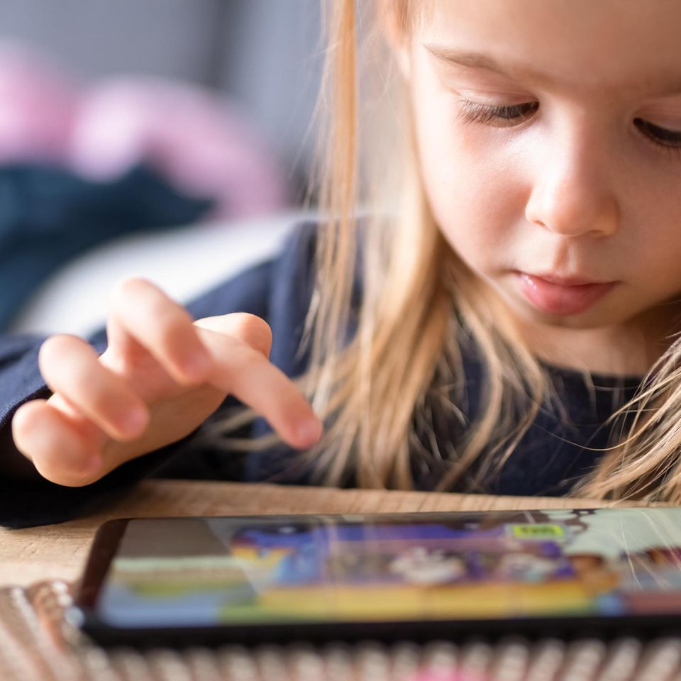 Kleines Kind spielt ein Spiel auf einem Handy Kleines Kind spielt ein Spiel auf einem Handy