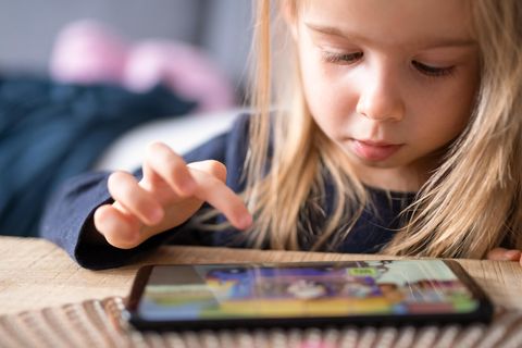 Kleines Kind spielt ein Spiel auf einem Handy