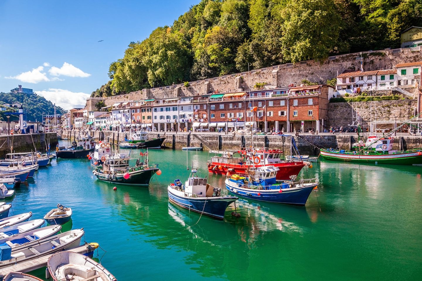 San Sebastián – eine Bucht voller Sterne Blick auf eine Bucht mit kleinen Booten