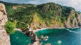 Treppe zur Insel Gaztelugatxe an der Küste des Golfs von Biskaya mit Blick auf den Berg