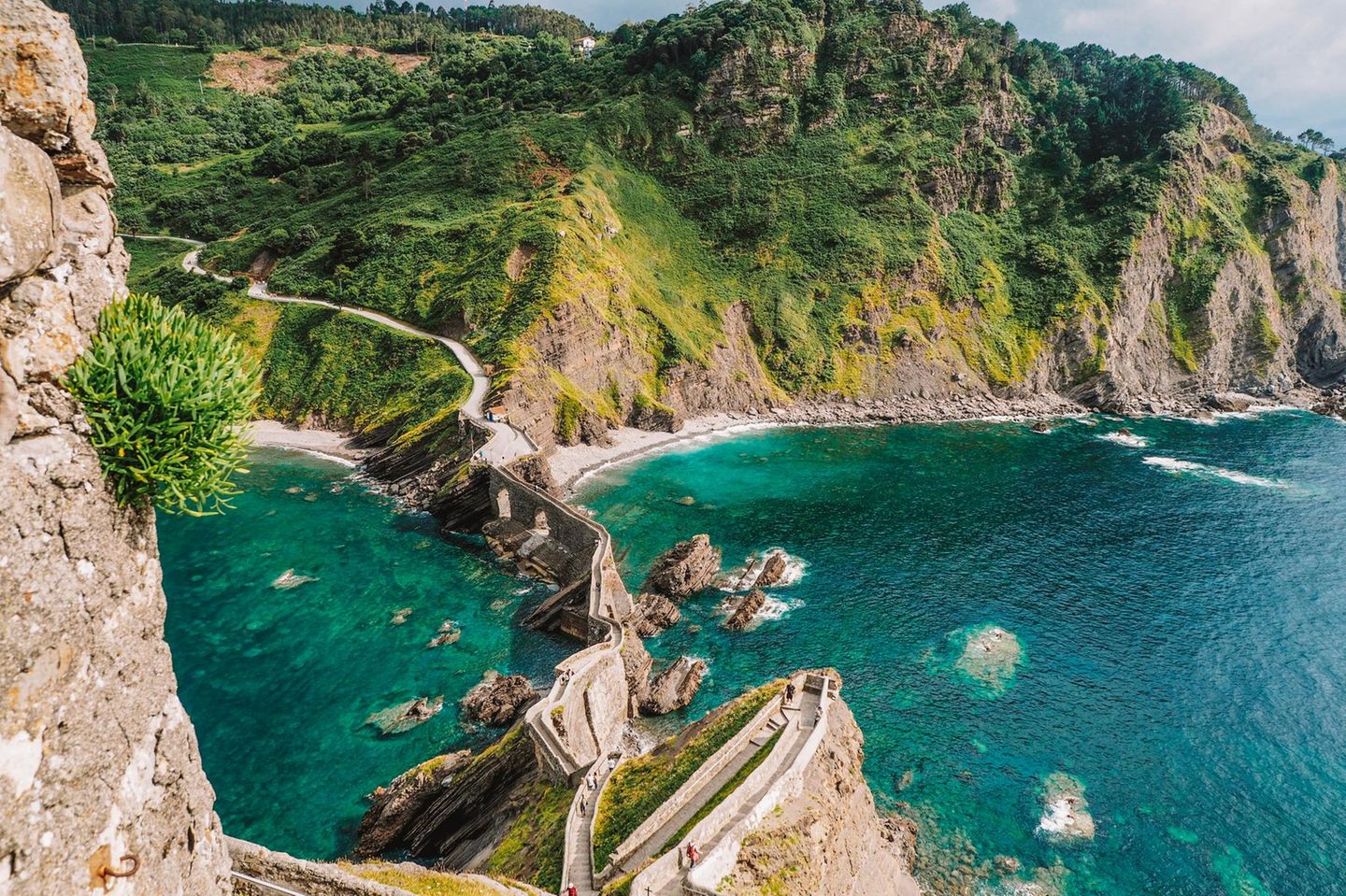 Treppe zur Insel Gaztelugatxe an der Küste des Golfs von Biskaya mit Blick auf den Berg