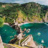 Treppe zur Insel Gaztelugatxe an der Küste des Golfs von Biskaya mit Blick auf den Berg