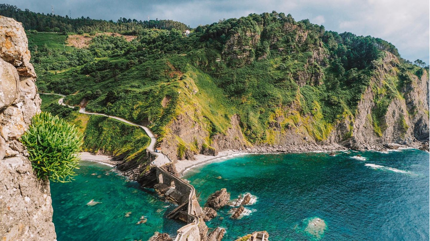 Treppe zur Insel Gaztelugatxe an der Küste des Golfs von Biskaya mit Blick auf den Berg