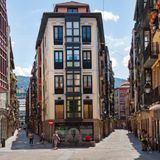 Altstadt von Bilbao bei sonnigem Wetter