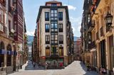 Altstadt von Bilbao bei sonnigem Wetter