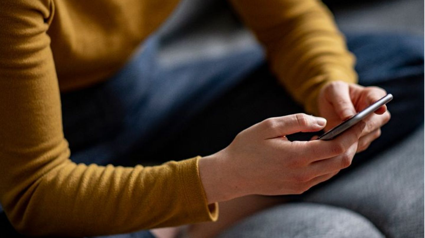 Smartphone in den Händen - scrollende Bewegung