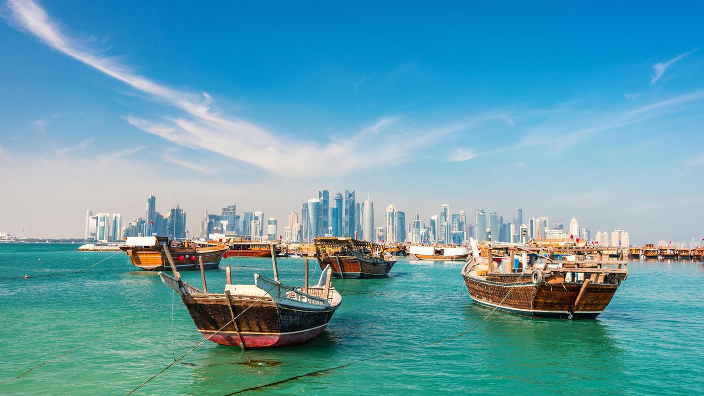 Fischerboote vor der Skyline von Doha