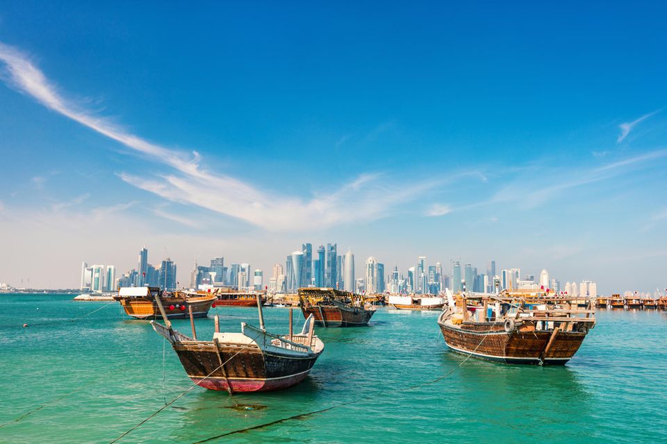 Fischerboote vor der Skyline von Doha