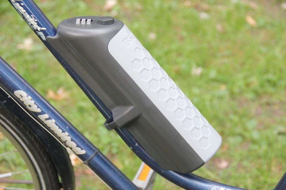 Mit einem Stahlbügel wird die Fahrradbox am Rahmen angebracht und von innen verschraubt. Geeignet ist die Box für Rahmendurchmesser zwischen 29 und 45 mm