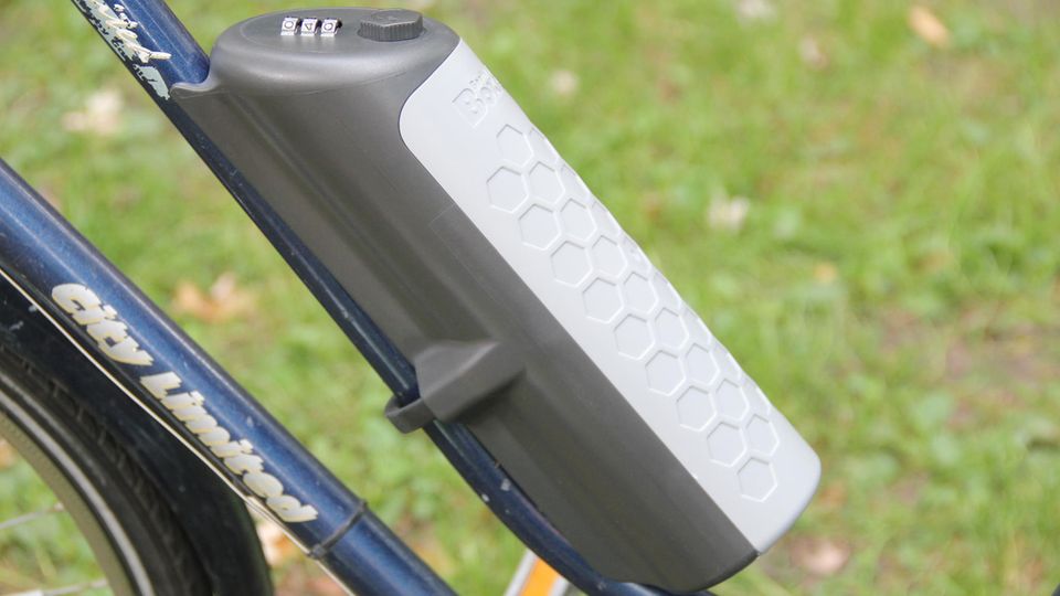 Mit einem Stahlbügel wird die Fahrradbox am Rahmen angebracht und von innen verschraubt. Geeignet ist die Box für Rahmendurchmesser zwischen 29 und 45 mm