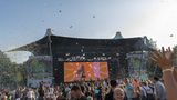 Die Bühne vom GEOlino LIVE Festival. Zahlreiche Menschen stehen davor und vom Himmel fliegt Konfetti.