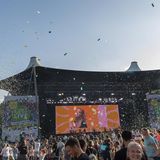Die Bühne vom GEOlino LIVE Festival. Zahlreiche Menschen stehen davor und vom Himmel fliegt Konfetti.