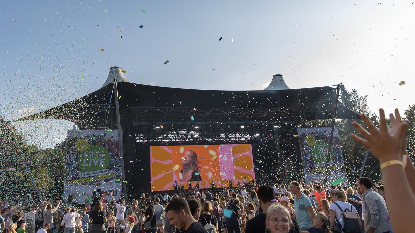 Die Bühne vom GEOlino LIVE Festival. Zahlreiche Menschen stehen davor und vom Himmel fliegt Konfetti.