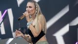 Carolin von Glasperlenspiel singt bei GEOlino LIVE 2022.