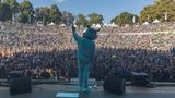DIKKA, das Nashorn, steht auf der Bühne von GEOlino LIVE 2022 vor tausenden jubelnden Zuschauerinnen und Zuschauern.