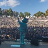 DIKKA, das Nashorn, steht auf der Bühne von GEOlino LIVE 2022 vor tausenden jubelnden Zuschauerinnen und Zuschauern.