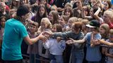 Der Sänger Herr H reicht den Kindern im Publikum seine Hand zum Einschlagen.