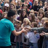 Der Sänger Herr H reicht den Kindern im Publikum seine Hand zum Einschlagen.