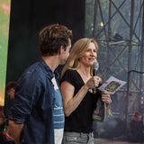 Moderator Tobi Krell und GEOlino-Redakteurin Verena Linde stehen zusammen auf der Bühne.