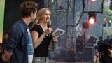 Moderator Tobi Krell und GEOlino-Redakteurin Verena Linde stehen zusammen auf der Bühne.