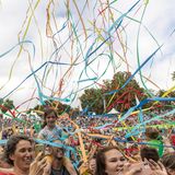 Buntes Konfetti fällt von oben auf die Menschen im Publikum.