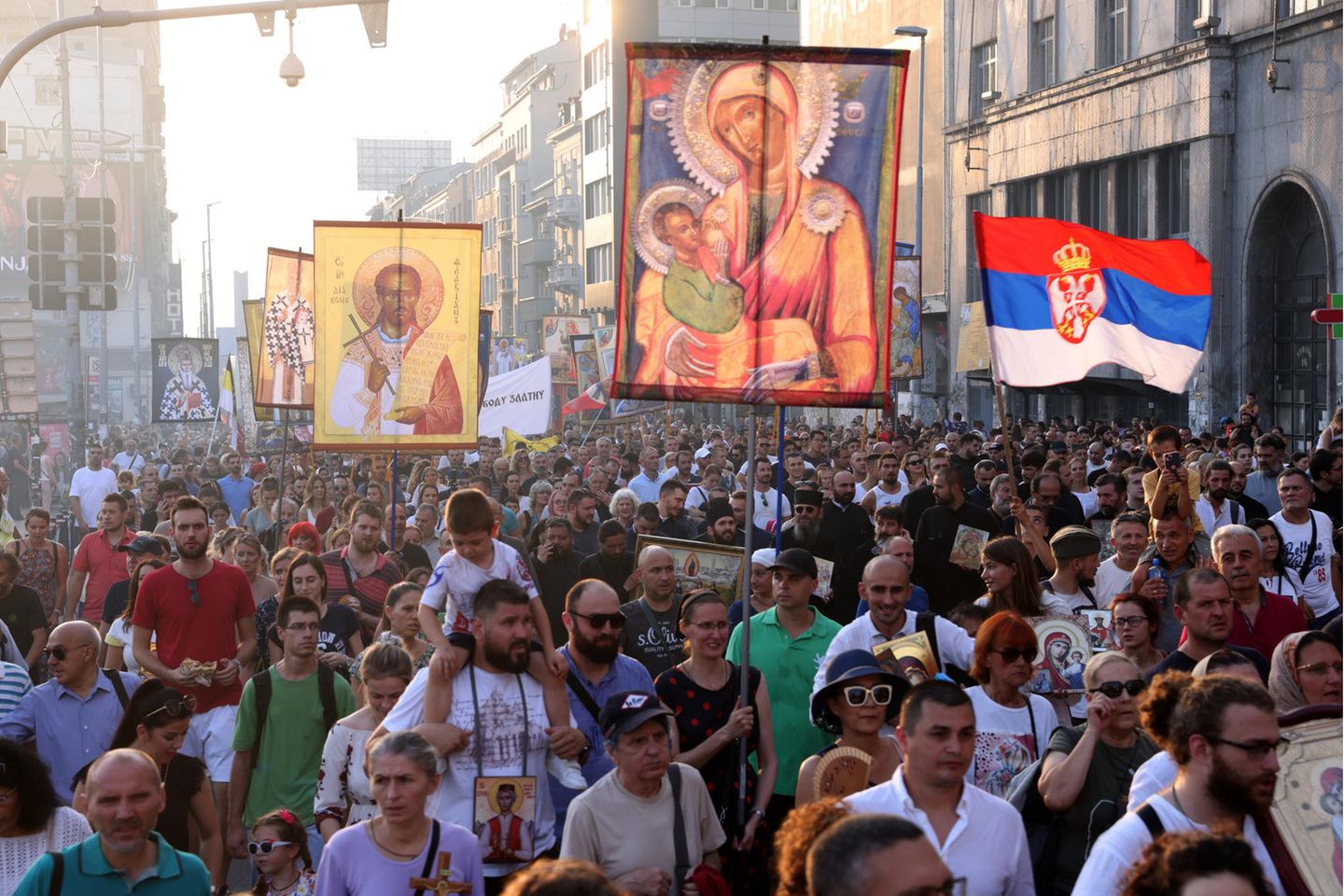 Menschen ziehen protestierend durch Belgrad