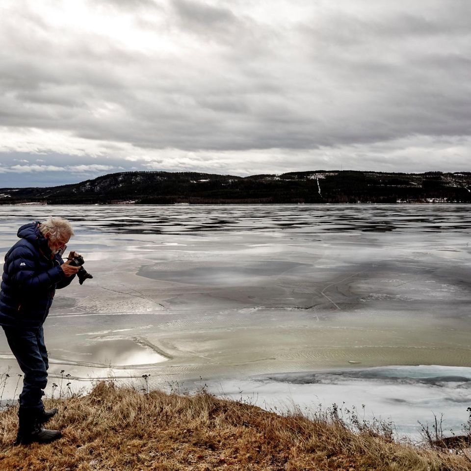 Der an Demenz erkrankte Fritz Dressler bei der Rast an einem See bei Hammarstrand in Schweden. Fotografiert hat ihn sein Sohn und Mitreisender auf der Tour Hauke Dressler, der Fotograf ist. Die gemeinsame Reise war für den Sohn der Schlüssel zum Verständnis der Krankheit. Im Interview erläutert die Expertin und Anbieterin für Gruppenreisen Antje Baselau, wie Reisen mit Erkrankten funktionieren 