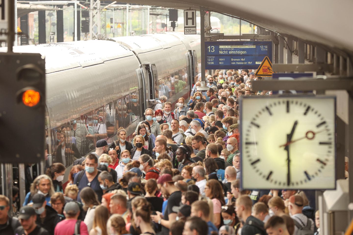 Reisende warten am Hamburger Hauptbahnhof auf ihren Zug. Dank der hohen Spritpreise und des günstigen 9-Euro-Tickets haben viele die Bahn für sich entdeckt. Was folgt nun?